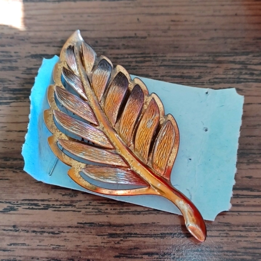 Vintage Leaf Brooch Gold Tone 2.5”